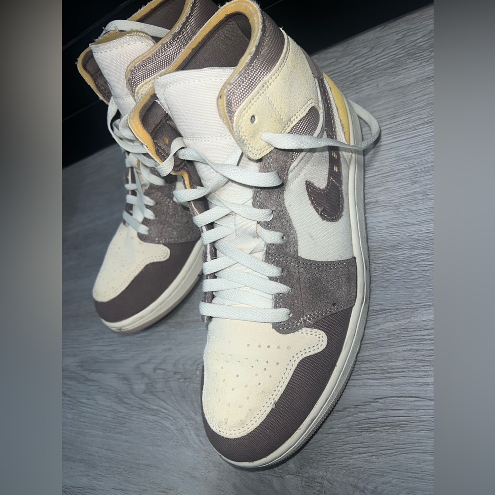 Air Jordan 1 Mid SE Craft Inside Out Taupe Haze
